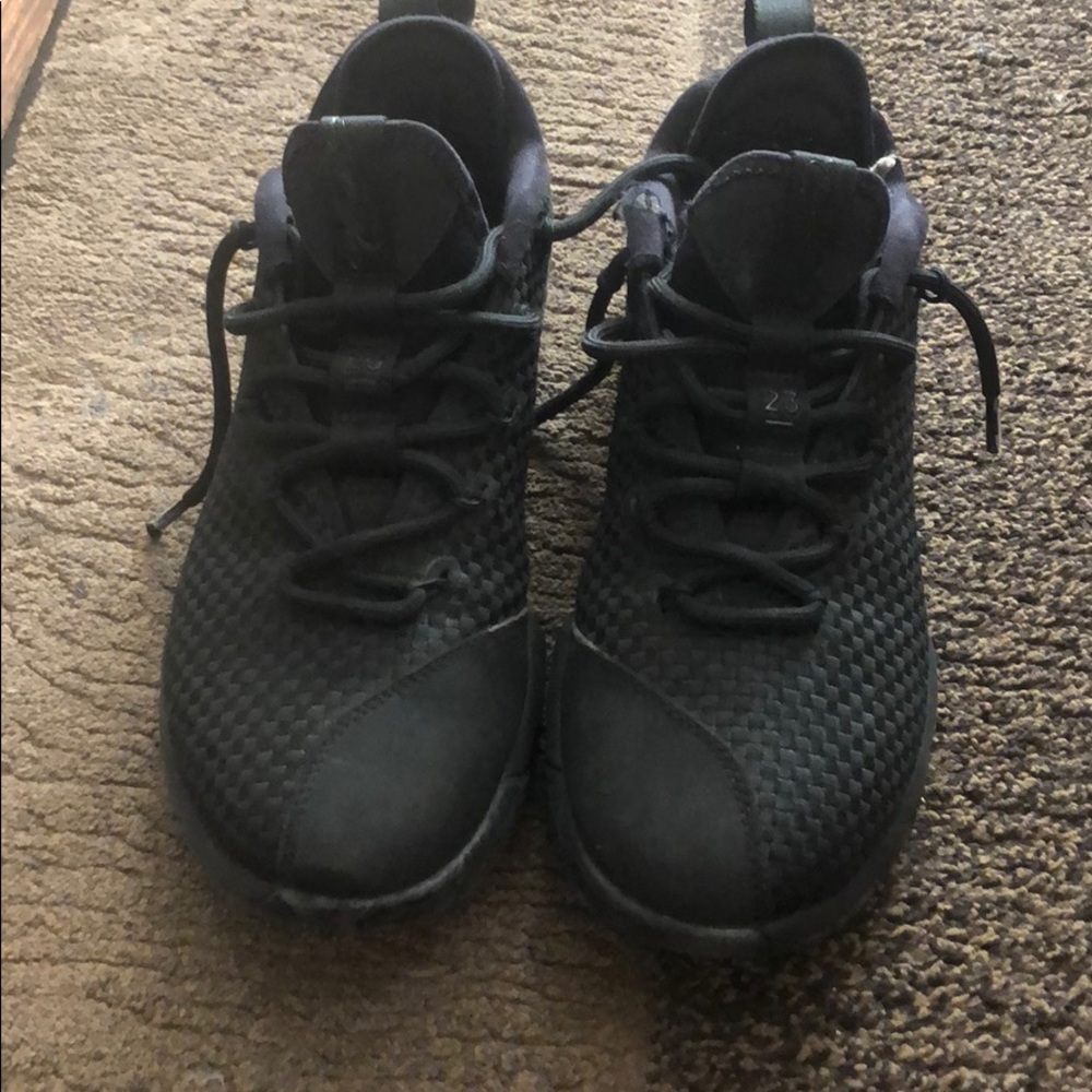 LeBron sneakers size 8
